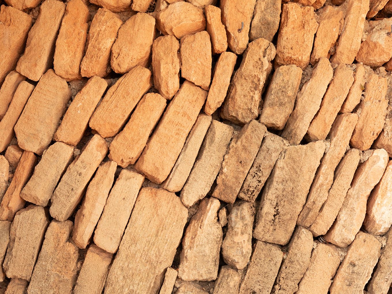 Muro tradicional de piedra marés, material histórico de la bodega