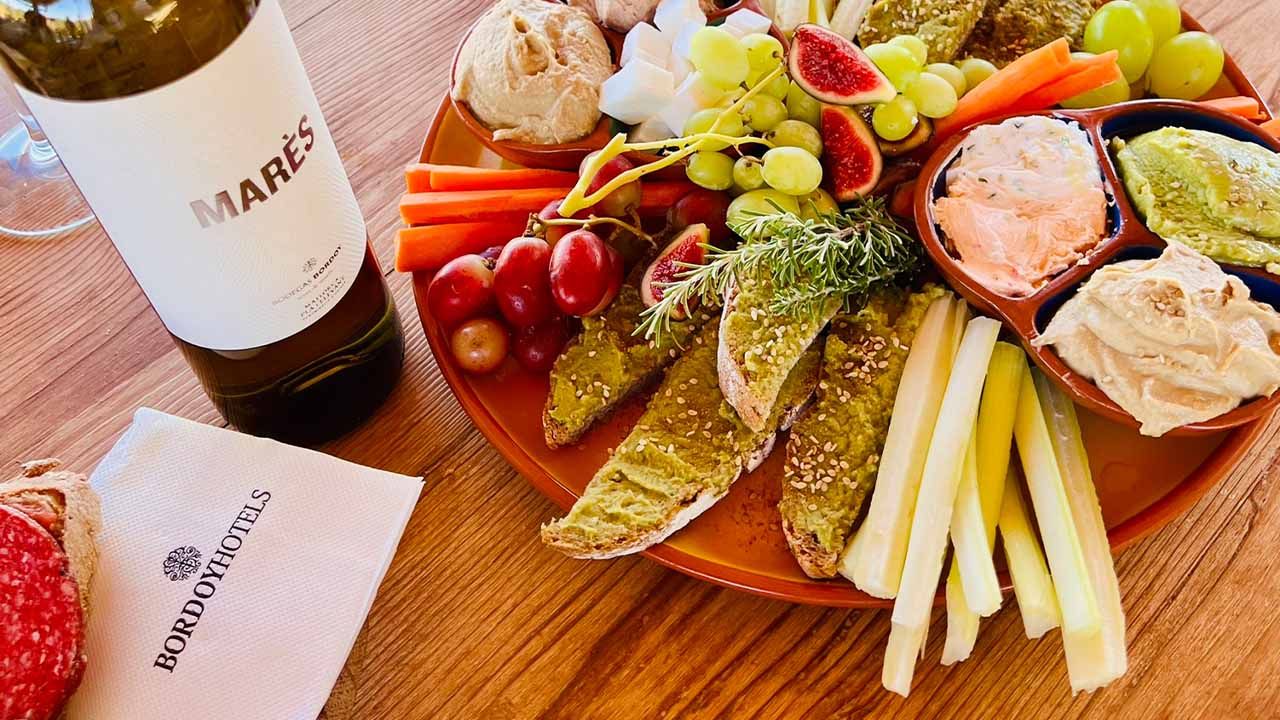 Tabla de tapas y vino Marés para eventos privados en Bodegas Bordoy