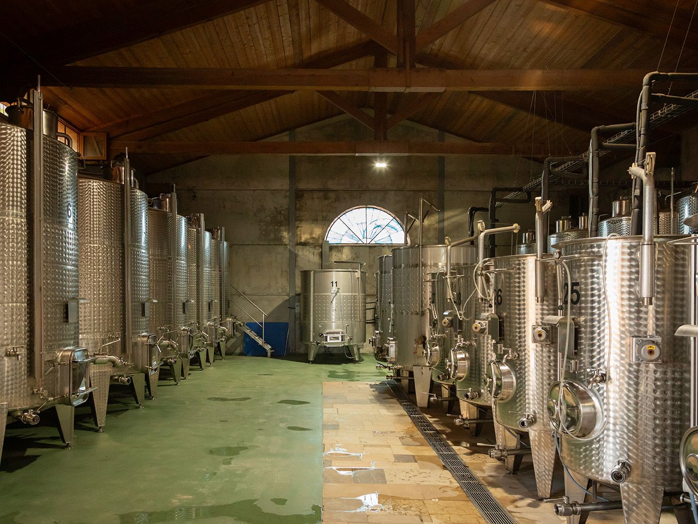 Tanques de acero inoxidable en la sala de elaboración de Bodegas Bordoy