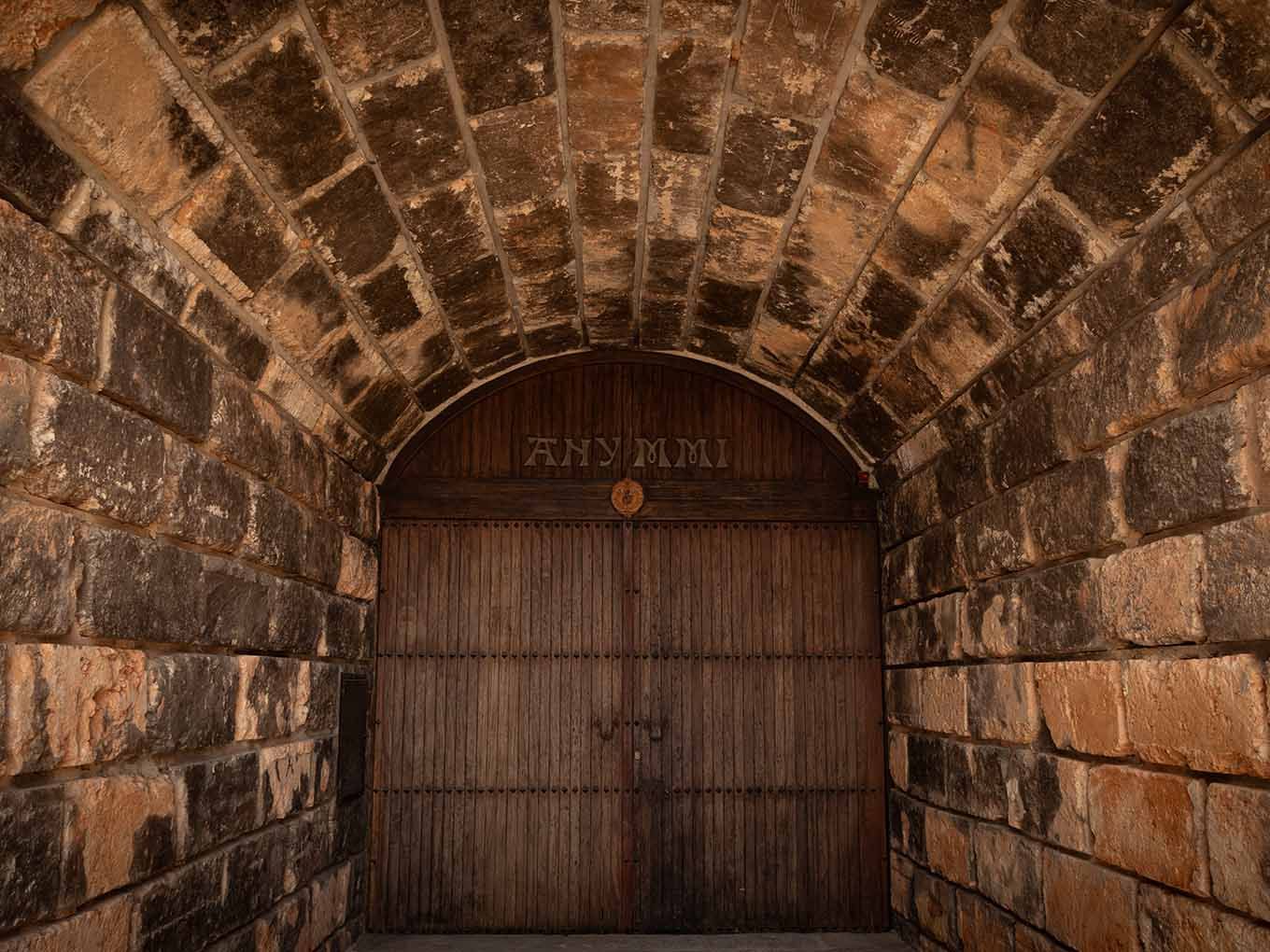 Entrada histórica a la bodega subterránea de piedra marés