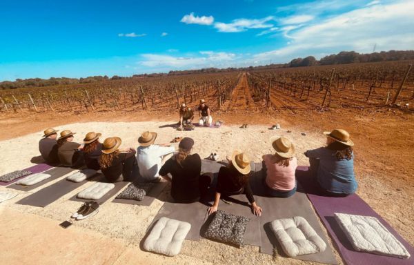Actividad de yoga y bienestar entre los viñedos de Bodegas Bordoy